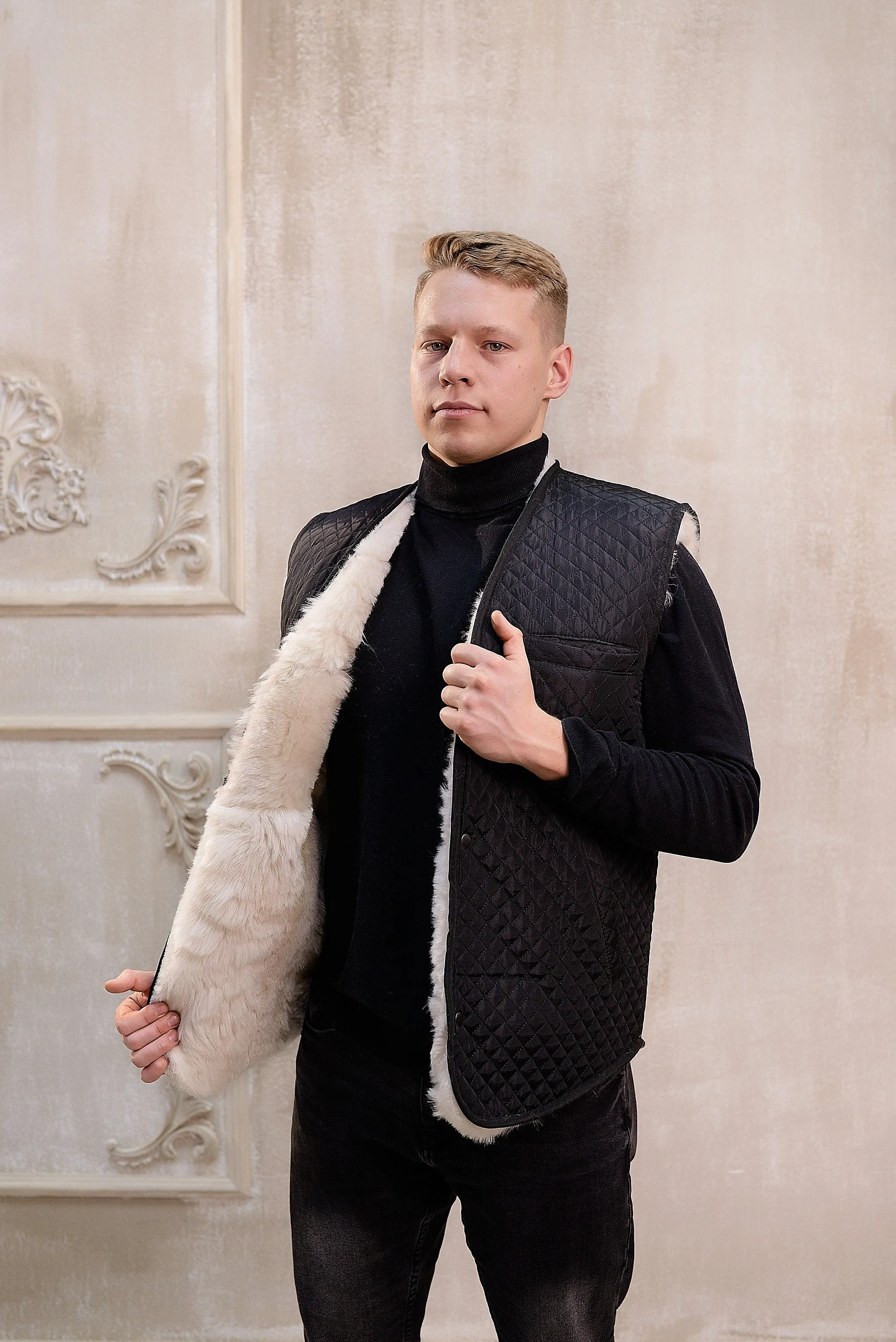 Quilted Men's Vest with Contrasting White Fur Lining Front Button Closure